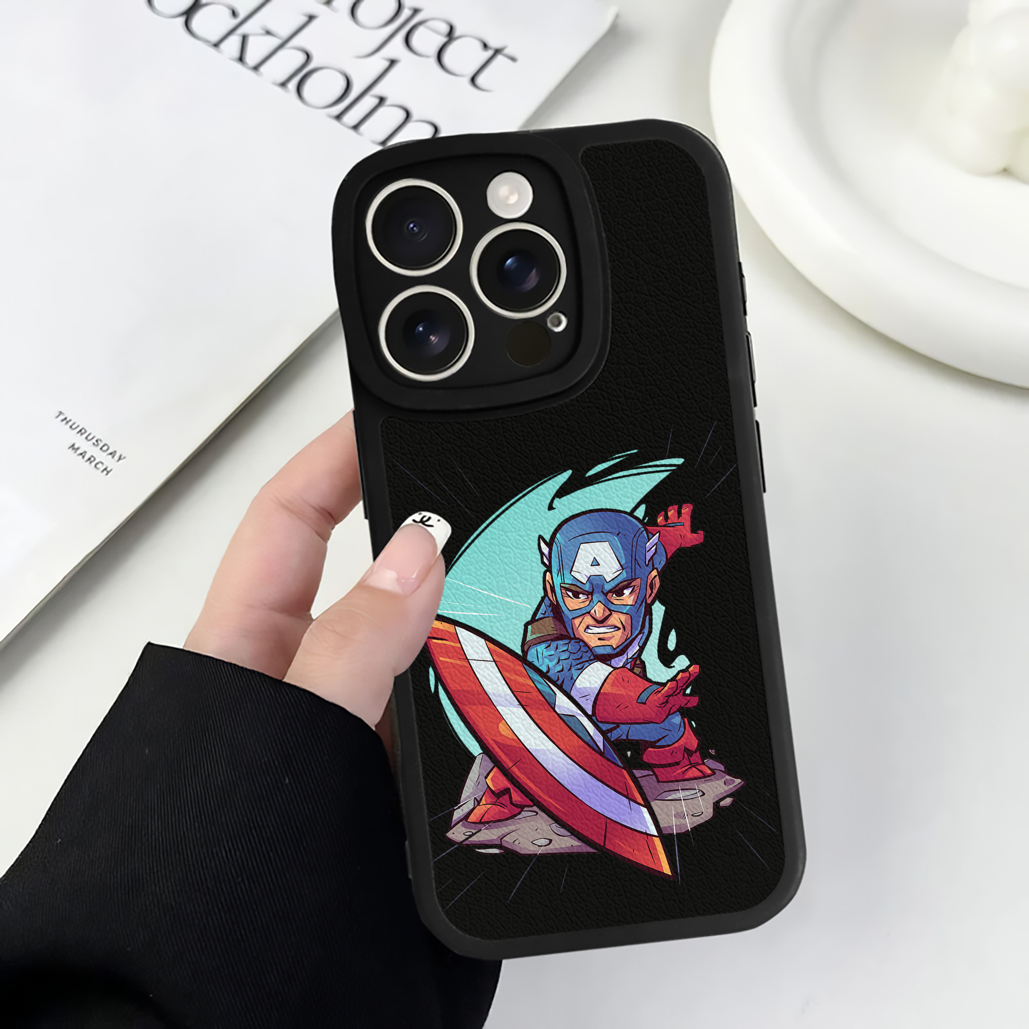 （画像用） アベンジャーズ The Avengers 【iPhone 16シリーズ対応】シリコンスマホケース（レザー調） 材質：シリコン